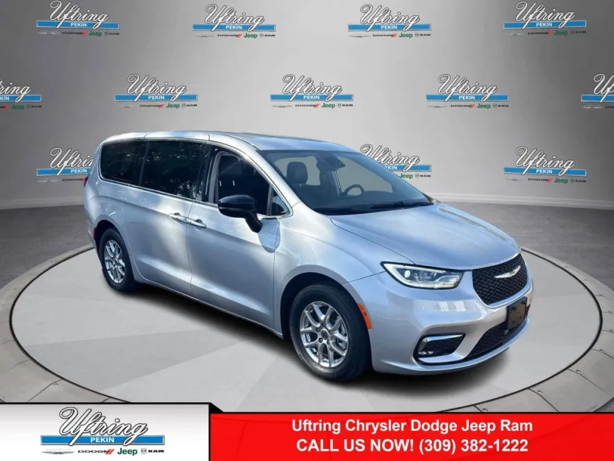 2024 Chrysler Pacifica Touring L photo 1
