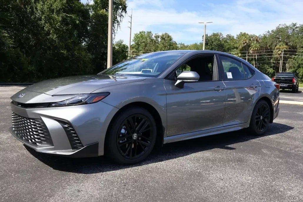 2025 Toyota Camry SE photo 1
