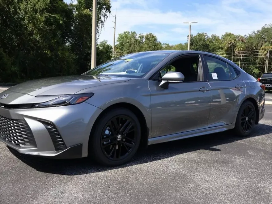 2025 Toyota Camry SE photo 1