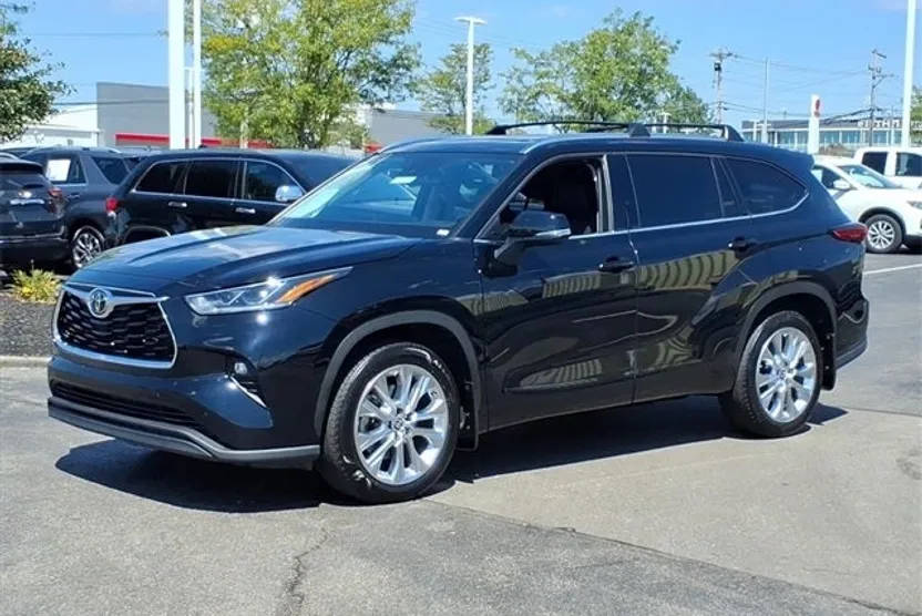 2023 Toyota Highlander Limited photo 1