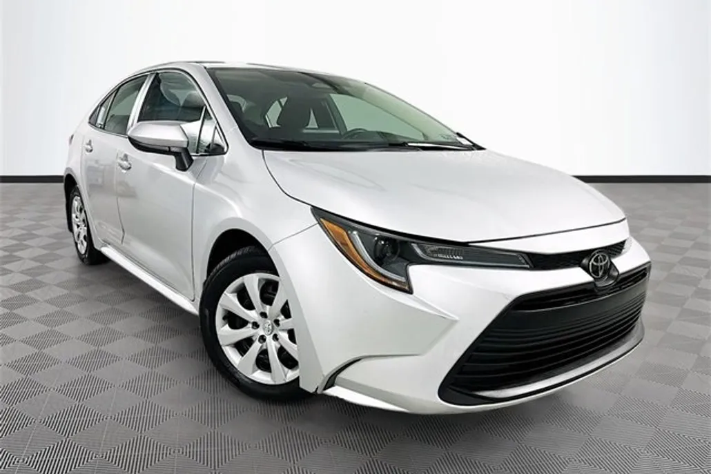 2024 Toyota Corolla LE photo 1