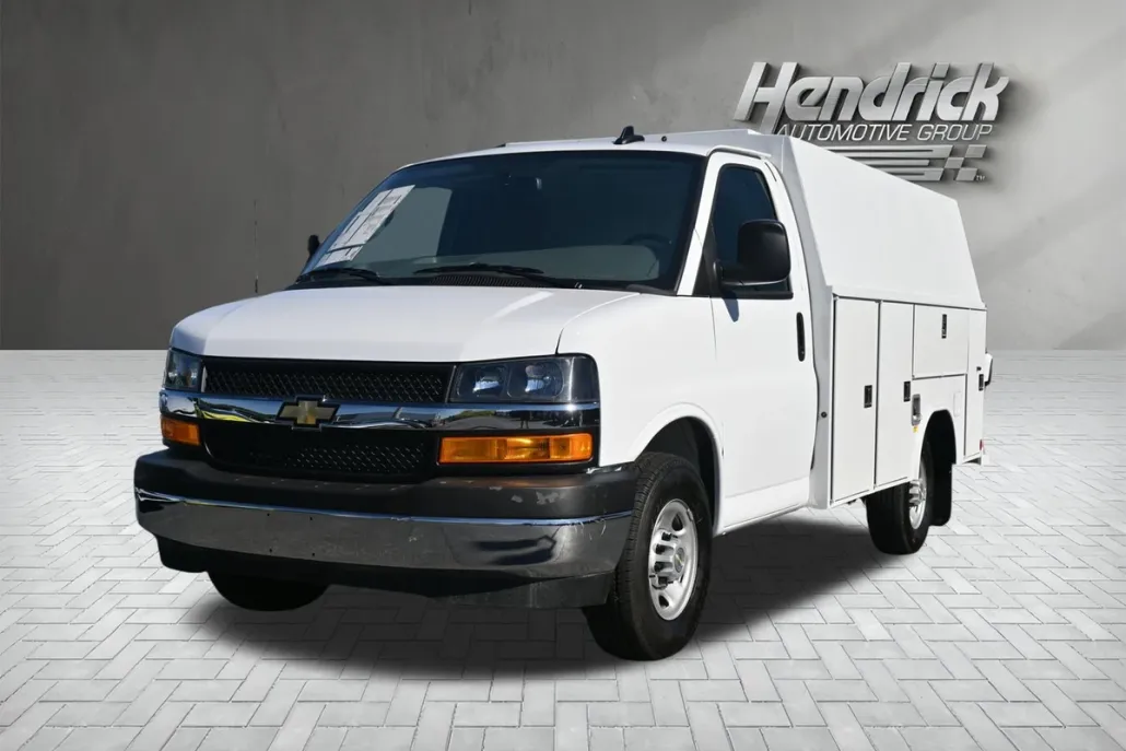 2025 Chevrolet Express Cutaway 3500 photo 1