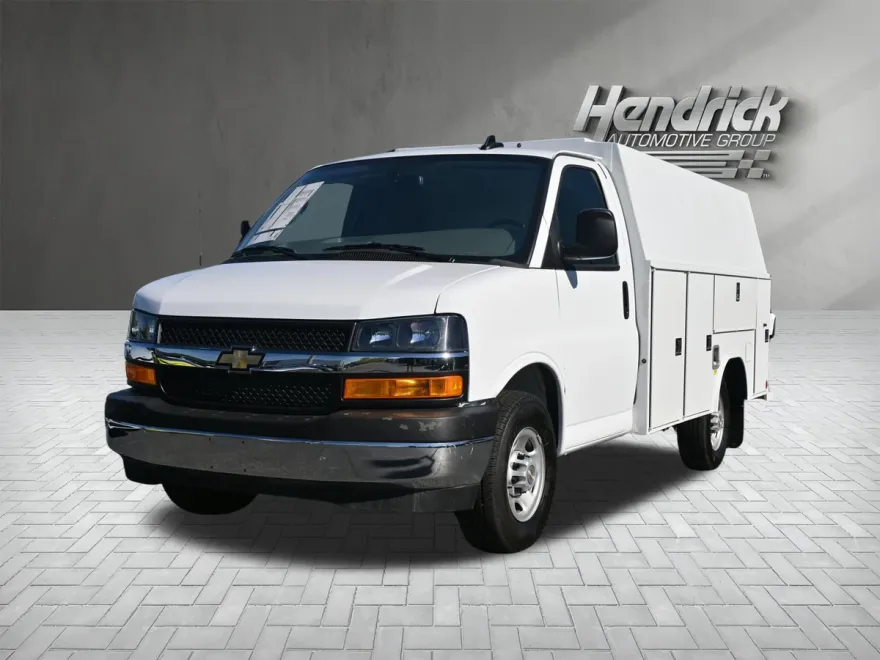 2025 Chevrolet Express Cutaway 3500 photo 1