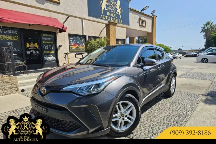 2021 Toyota C-HR LE photo 1