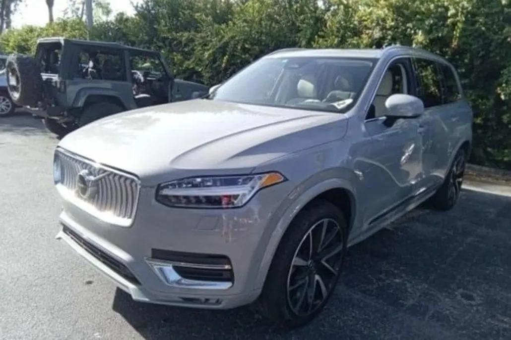 2023 Volvo XC90 B5 Core photo 1