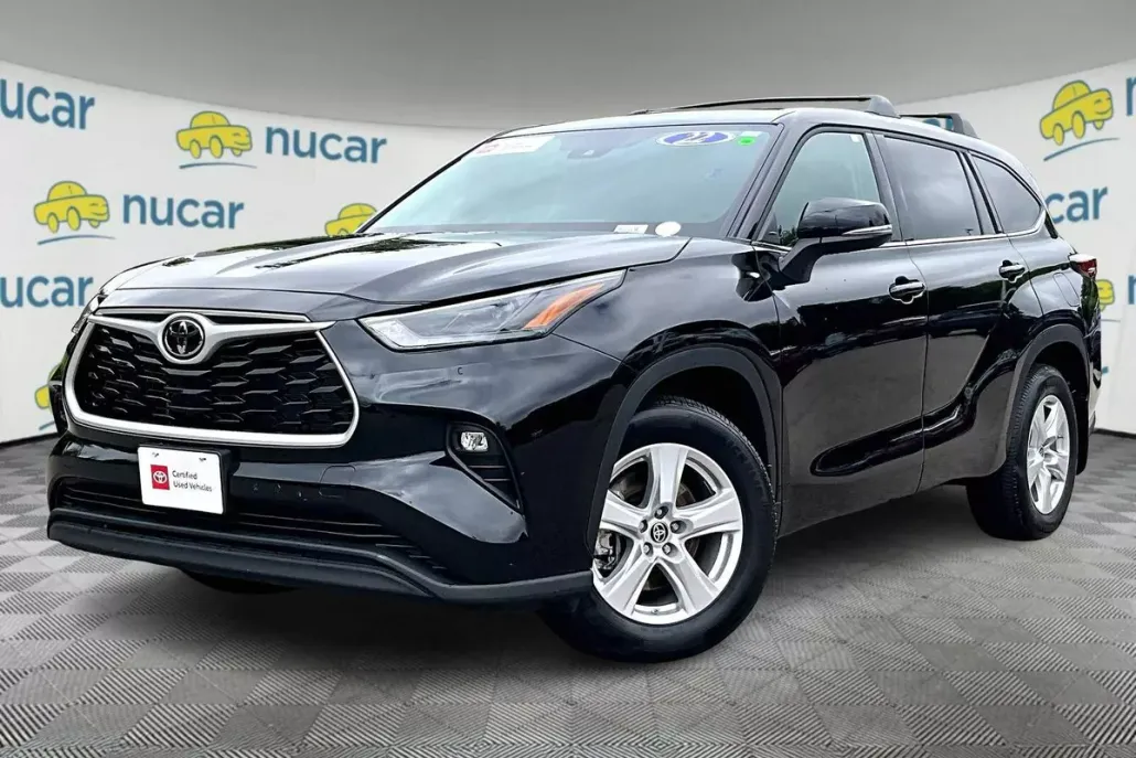 2022 Toyota Highlander LE photo 1