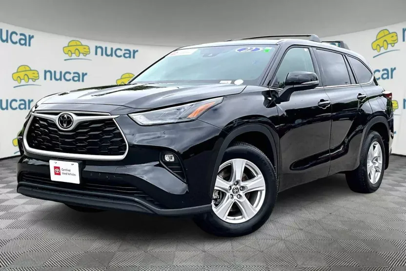 2022 Toyota Highlander LE photo 1