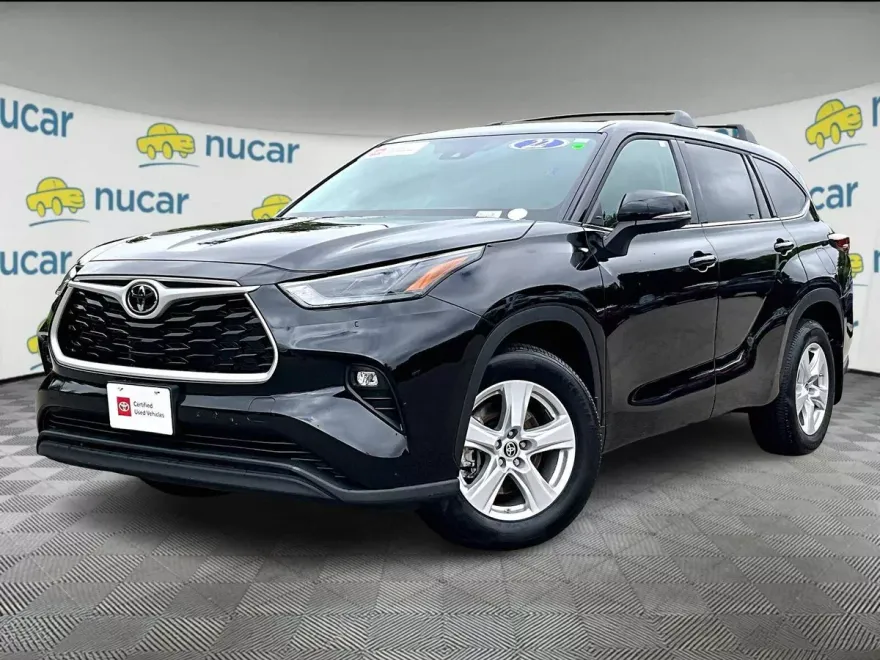2022 Toyota Highlander LE photo 1