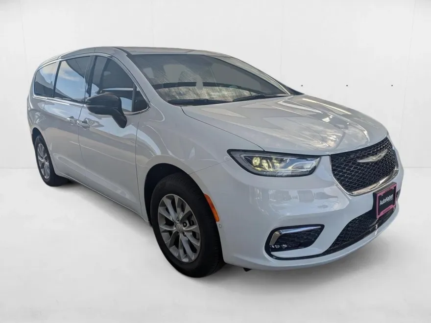 2025 Chrysler Pacifica photo 1