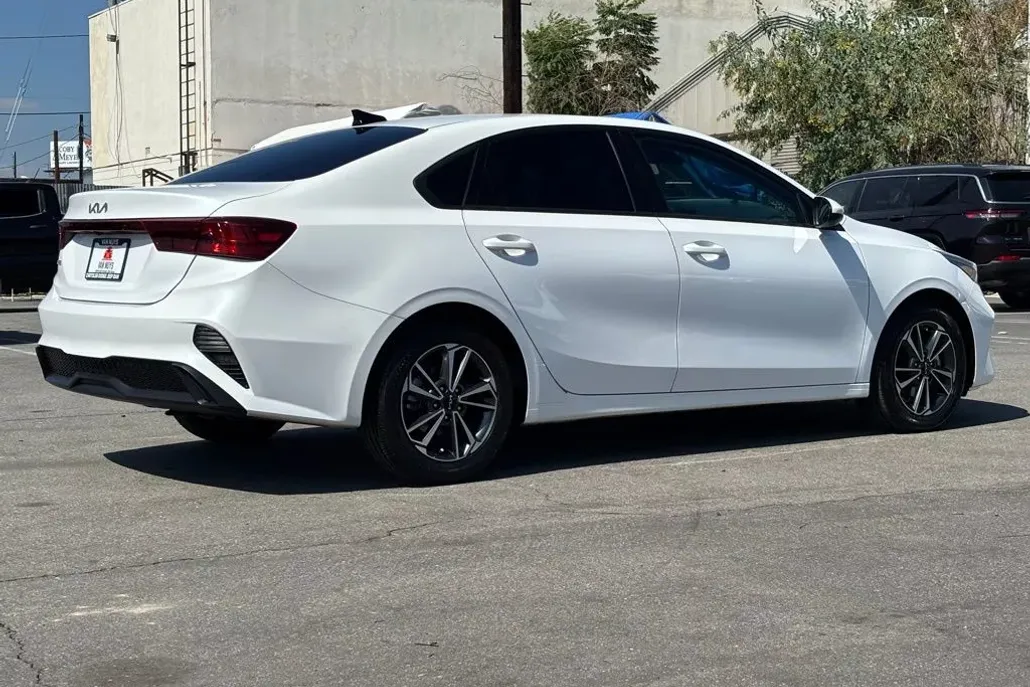 2023 Kia Forte LXS photo 1
