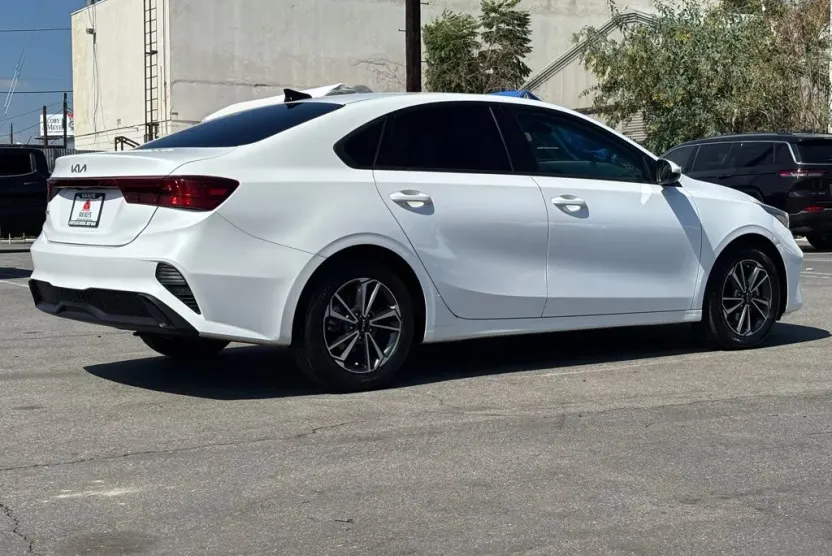 2023 Kia Forte LXS photo 1