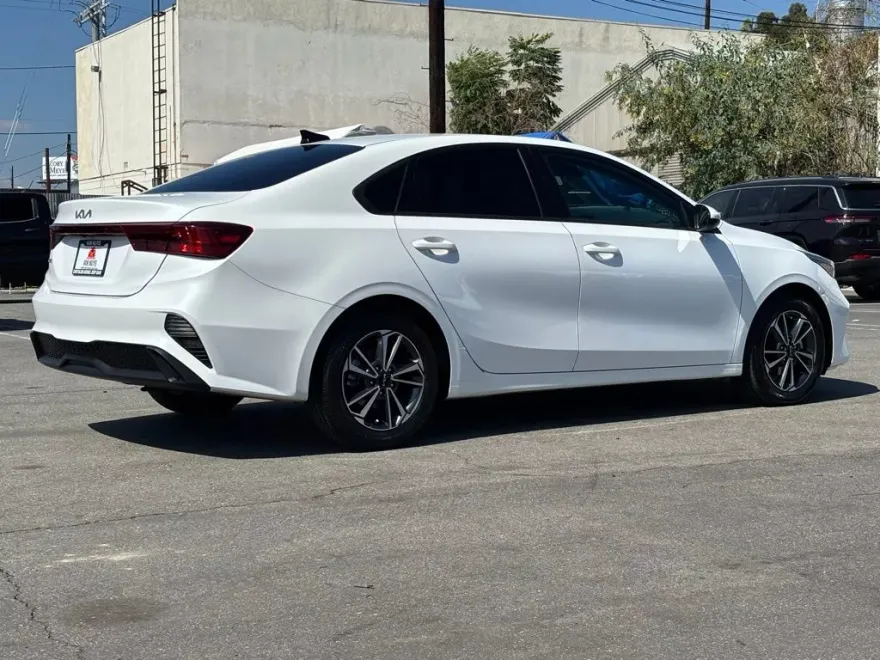 2023 Kia Forte LXS photo 1