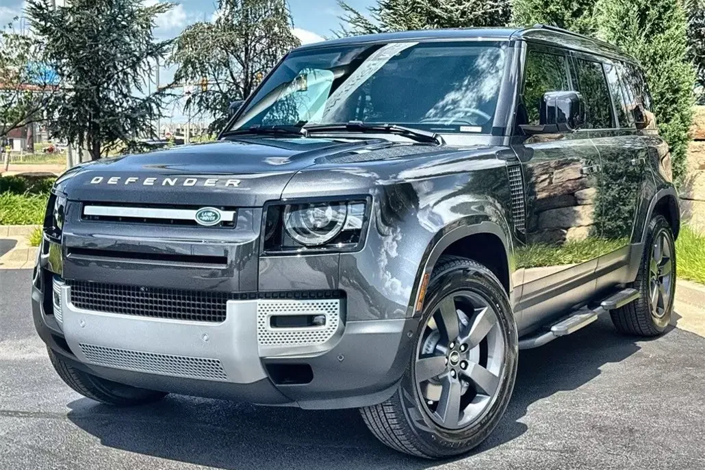 2025 Land Rover Defender 110 S photo 1