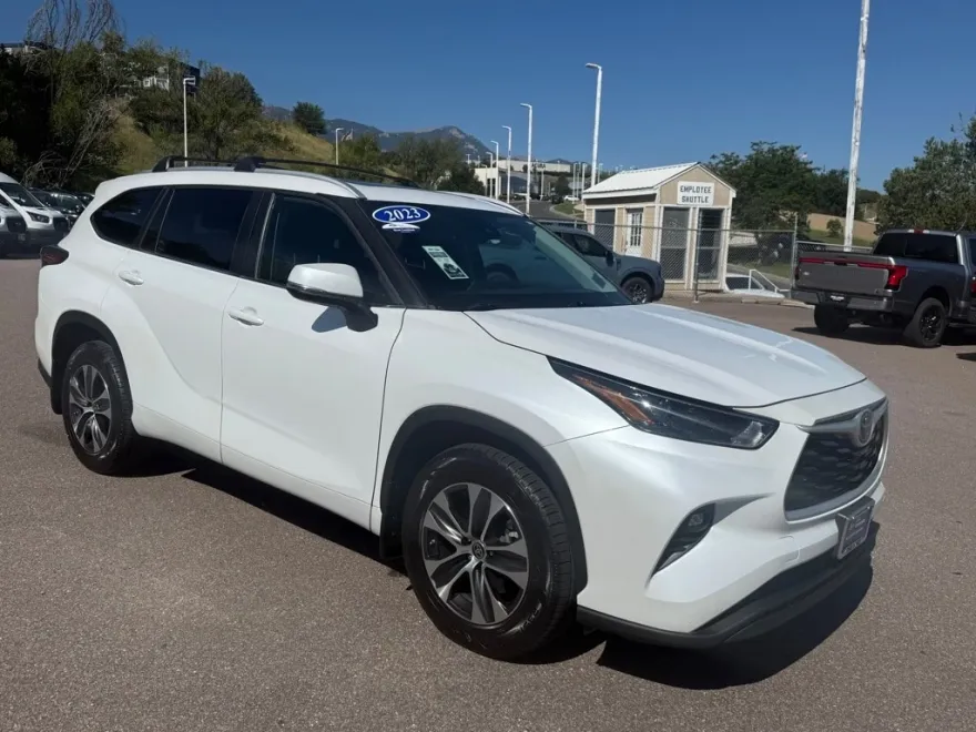 2023 Toyota Highlander XLE photo 1