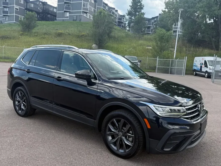 2022 Volkswagen Tiguan SE photo 1