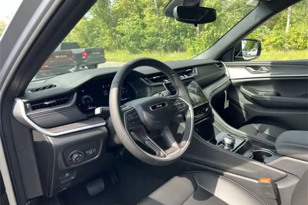 2024 Jeep Grand Cherokee Limited photo 1