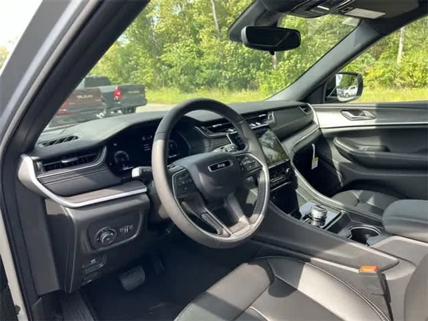 2024 Jeep Grand Cherokee Limited photo 1