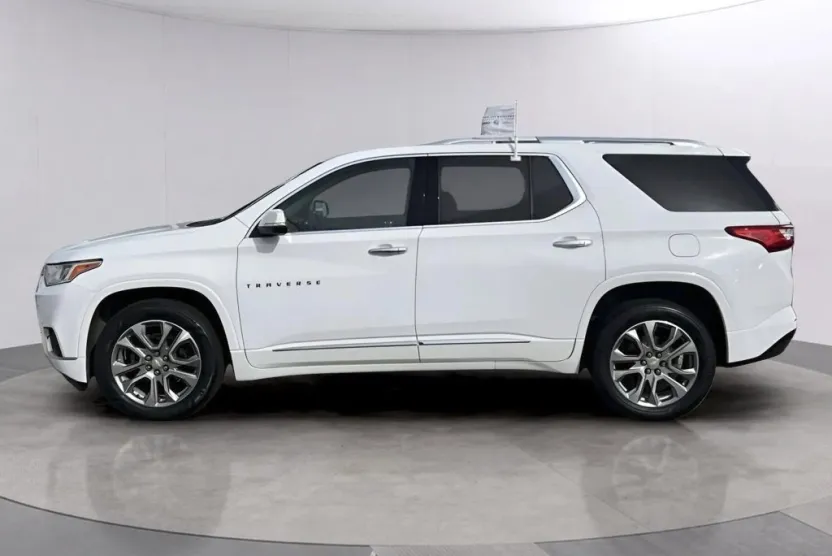2021 Chevrolet Traverse Premier photo 1