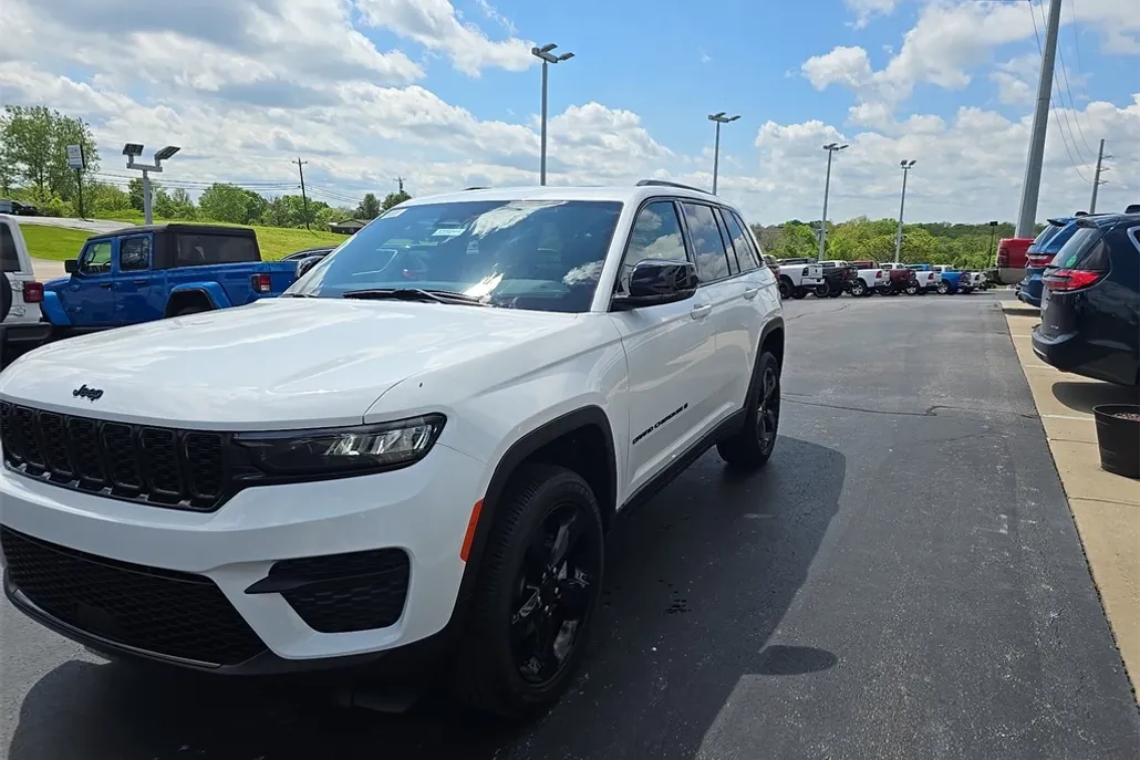 2025 Jeep Grand Cherokee Altitude photo 1