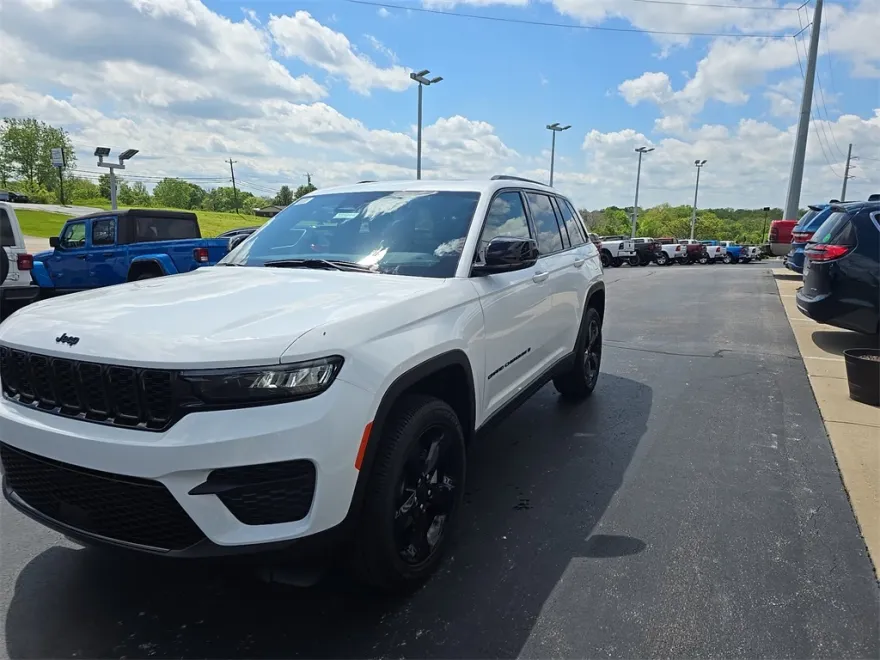 2025 Jeep Grand Cherokee Altitude photo 1
