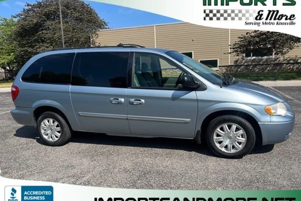 2005 Chrysler Town & Country Touring photo 1