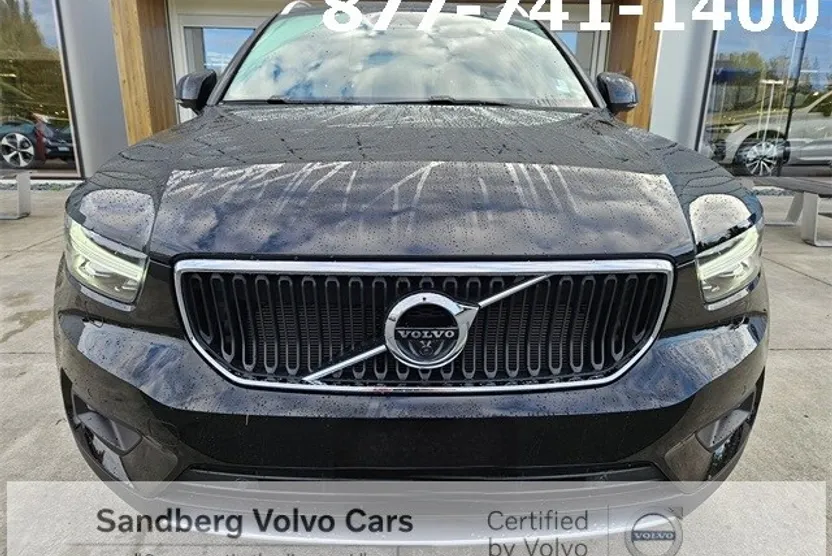 2022 Volvo XC40 Momentum photo 1