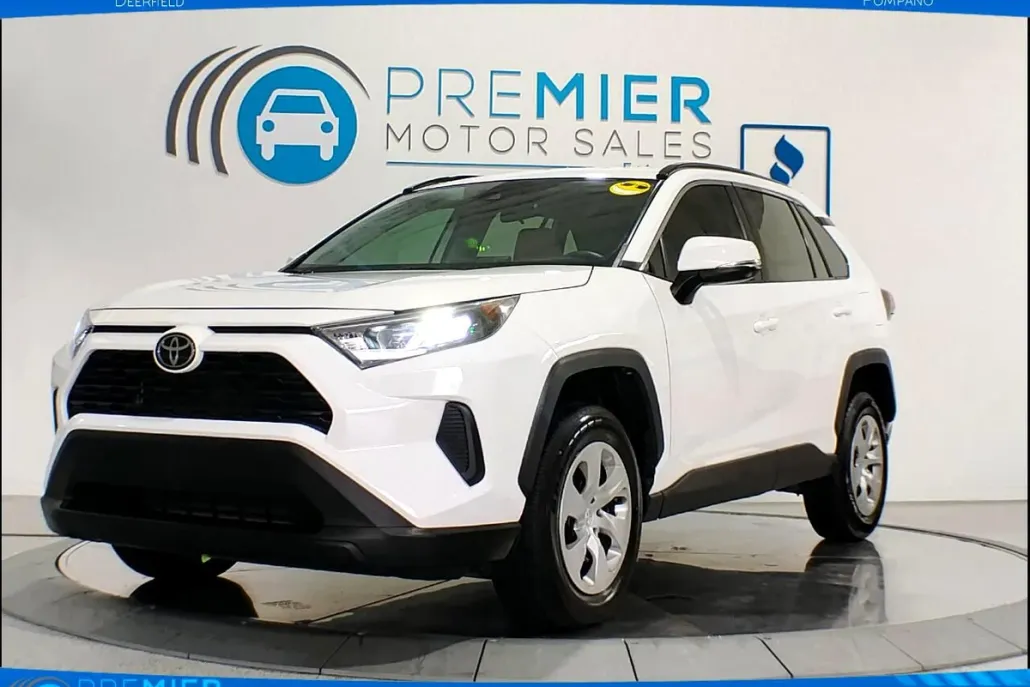 2019 Toyota RAV4 LE photo 1