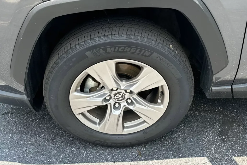 2023 Toyota RAV4 XLE photo 1