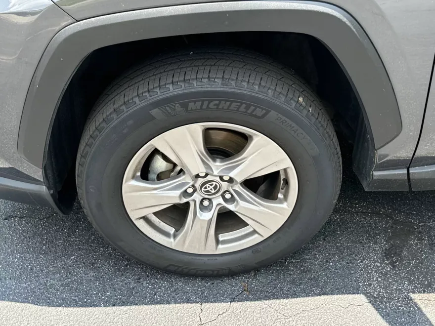 2023 Toyota RAV4 XLE photo 1