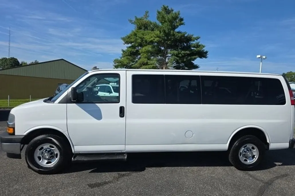2020 Chevrolet Express 3500 LT Passenger photo 1