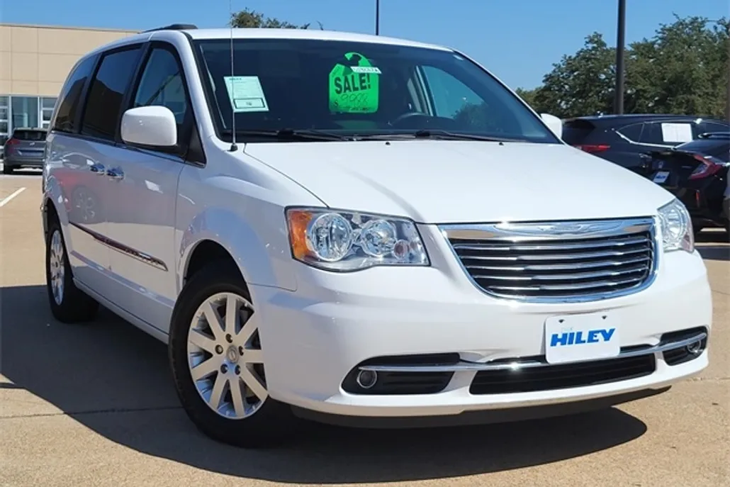 2015 Chrysler Town & Country Touring photo 1