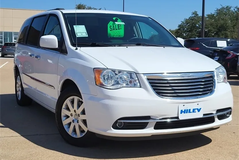 2015 Chrysler Town & Country Touring photo 1
