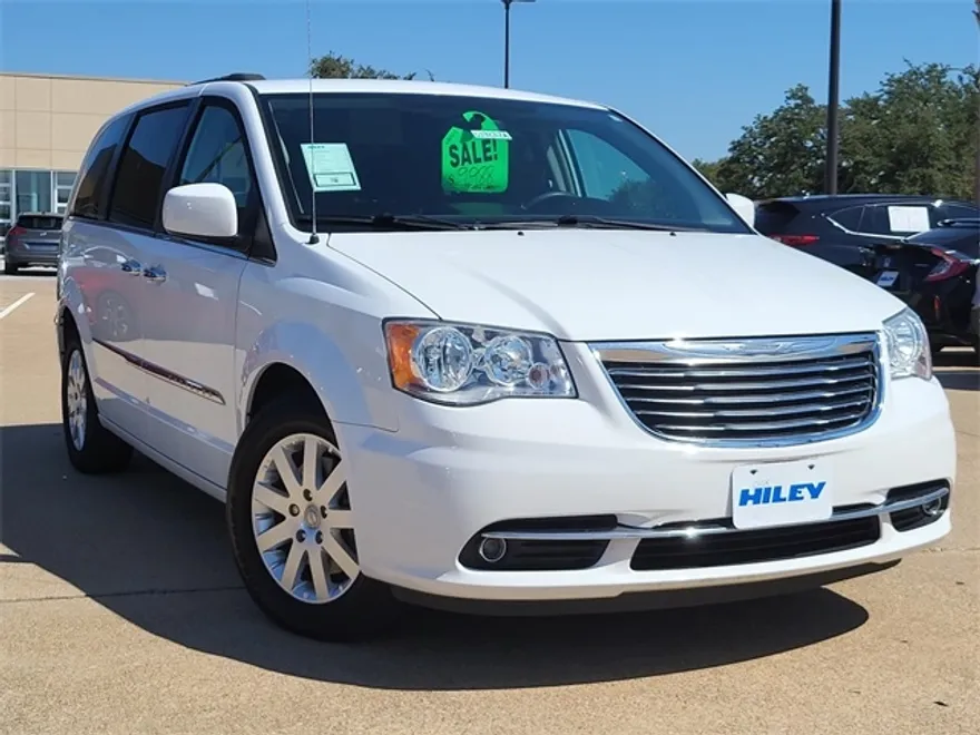 2015 Chrysler Town & Country Touring photo 1
