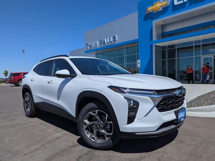 2025 Chevrolet Trax LT photo 1