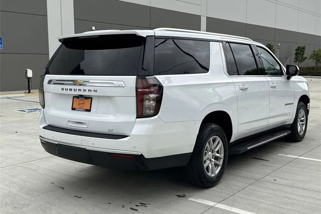 2023 Chevrolet Suburban LT photo 1