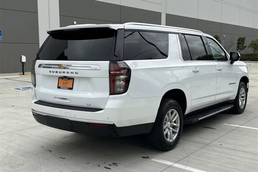 2023 Chevrolet Suburban LT photo 1