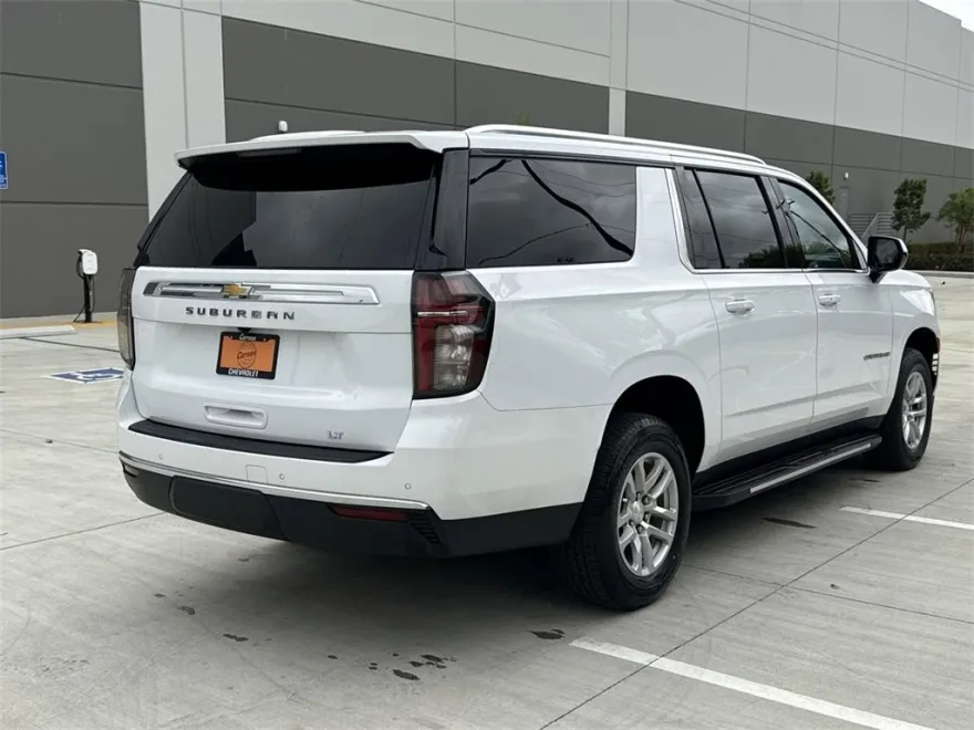 2023 Chevrolet Suburban LT photo 1