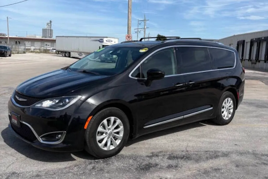 2018 Chrysler Pacifica Touring Plus photo 1