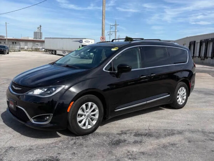 2018 Chrysler Pacifica Touring Plus photo 1