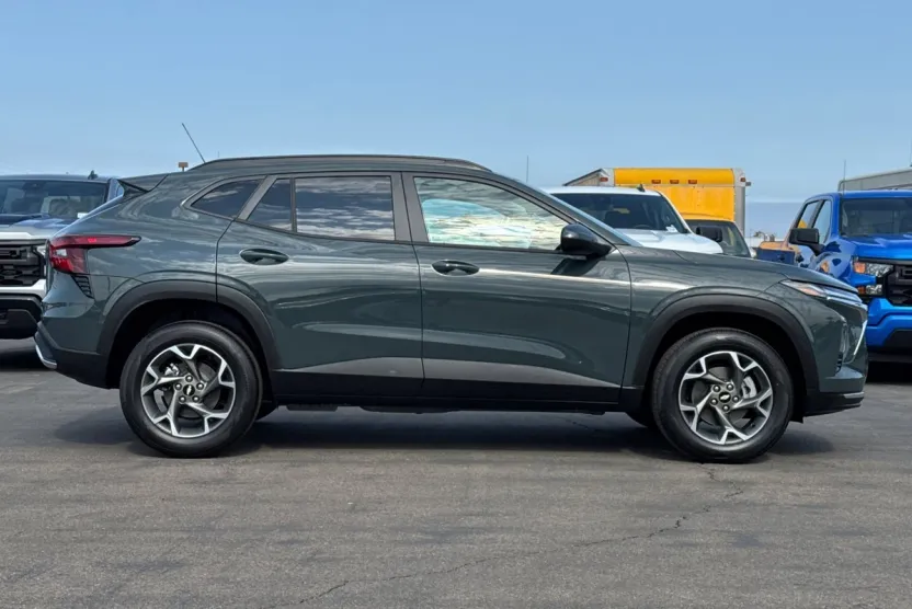 2025 Chevrolet Trax LT photo 1