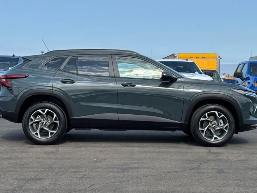 2025 Chevrolet Trax LT photo 1