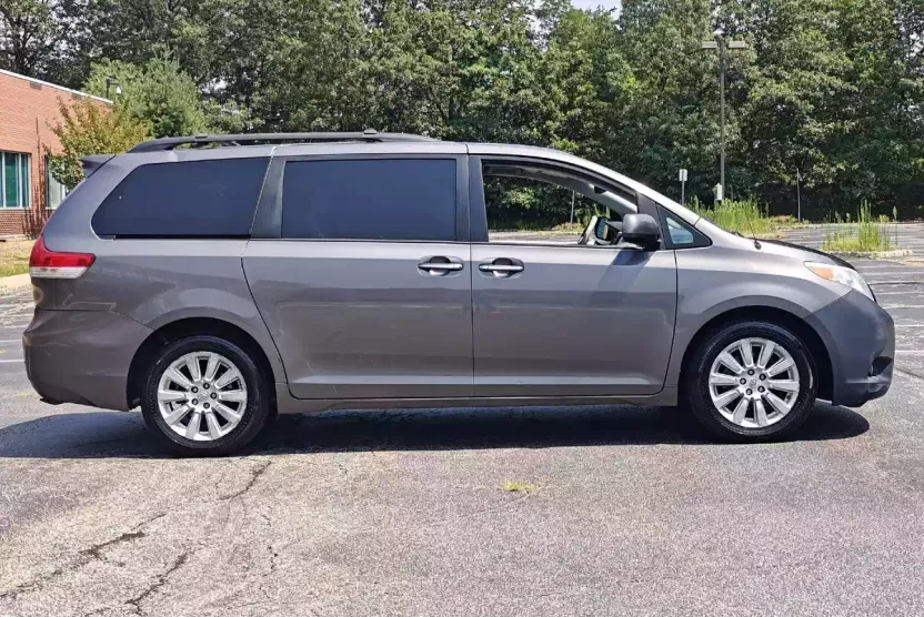 2012 Toyota Sienna XLE photo 1