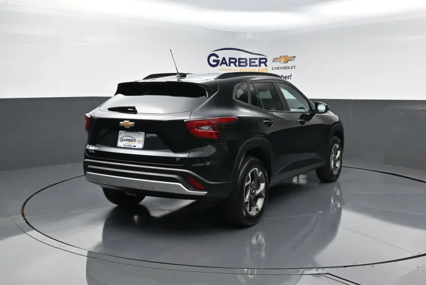 2024 Chevrolet Trax LT photo 1