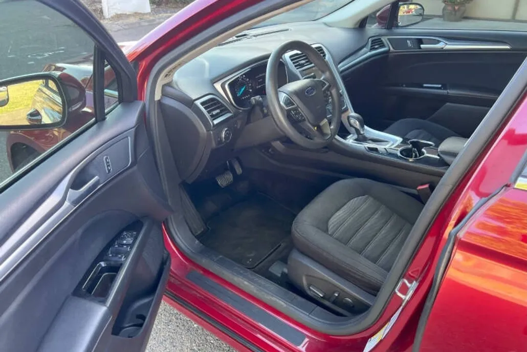 2016 Ford Fusion SE photo 1