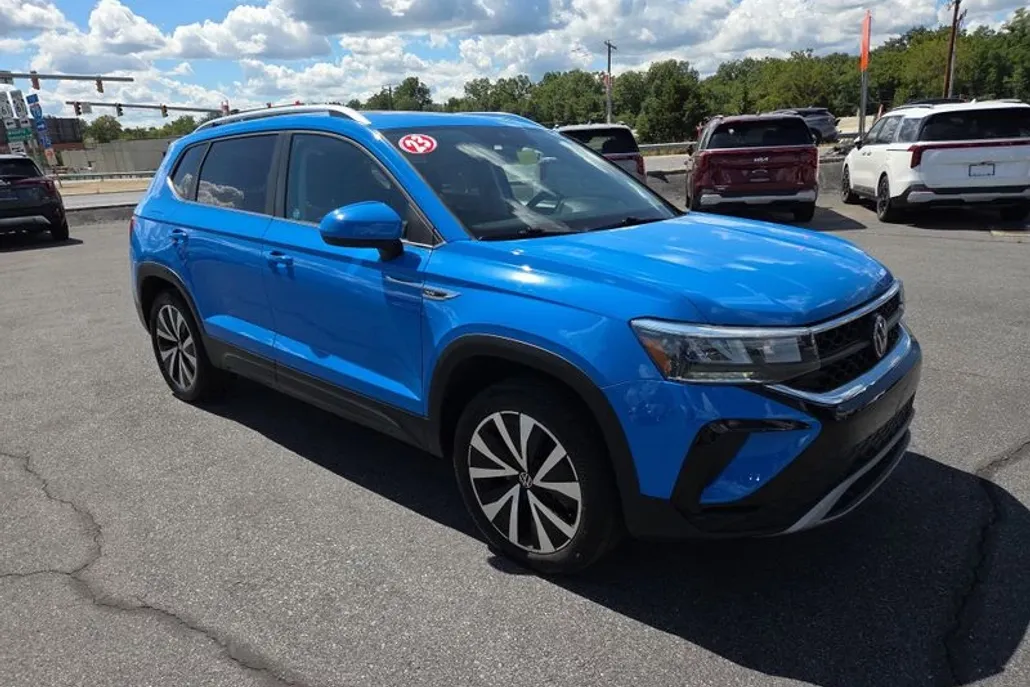 2023 Volkswagen Taos SE photo 1