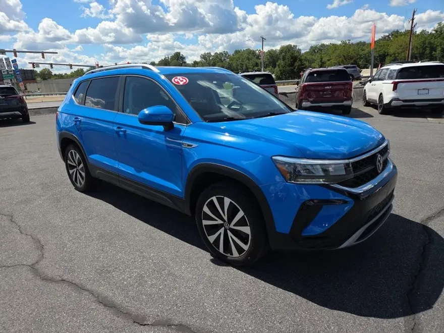 2023 Volkswagen Taos SE photo 1