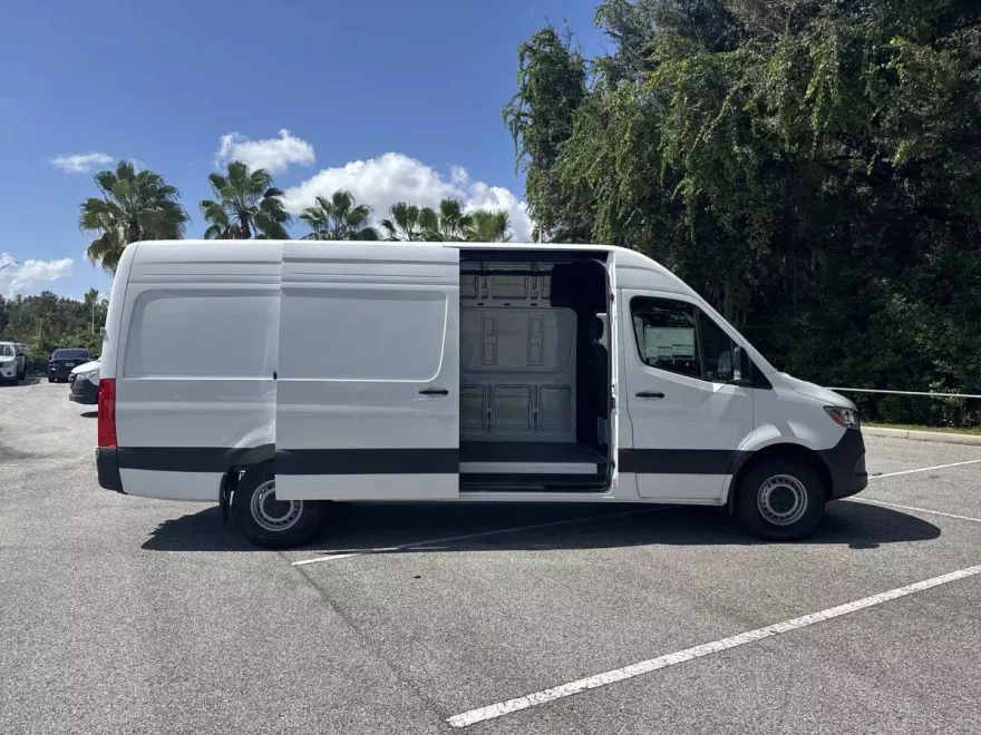 2025 Mercedes Benz Sprinter 2500 photo 1