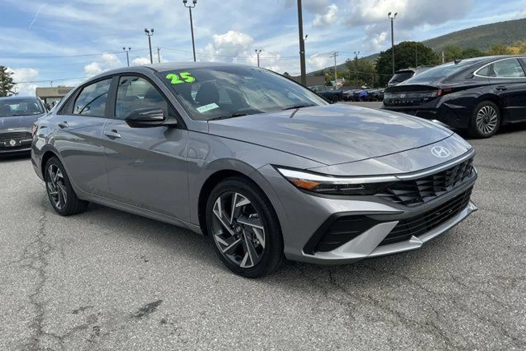 2025 Hyundai Elantra SEL Sport photo 1