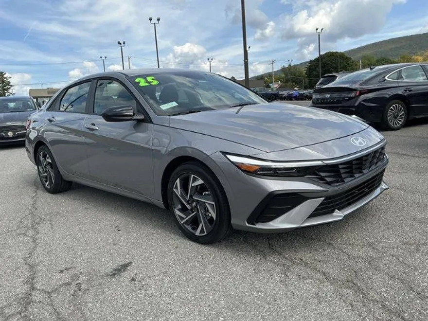 2025 Hyundai Elantra SEL Sport photo 1