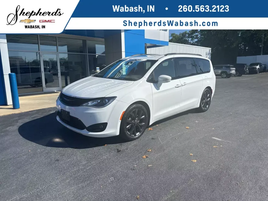 2018 Chrysler Pacifica Limited photo 1